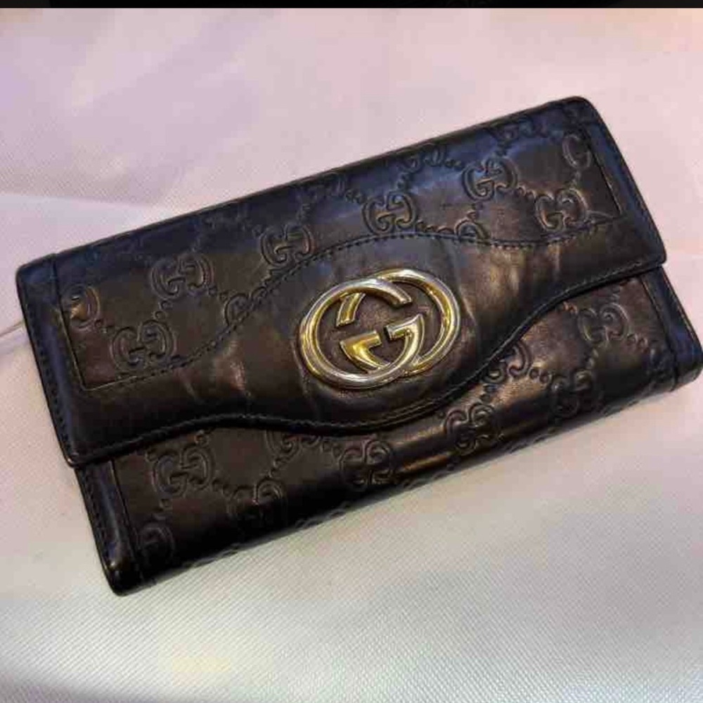 Gucci logo wallet - preloved